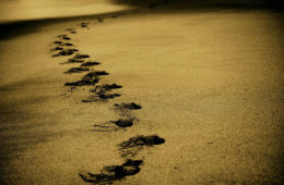 Marcher pour se vider la tête sur le sable