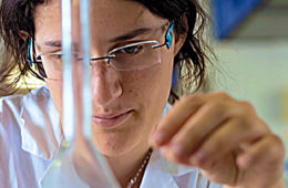 Célina Slimi gère le projet Icare de recherche en biodiversité, à l'Université de Versailles. Un projet qui inventorie la faune et la flore des campus français.