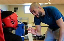 hamza donne des cours boxe aux enfants