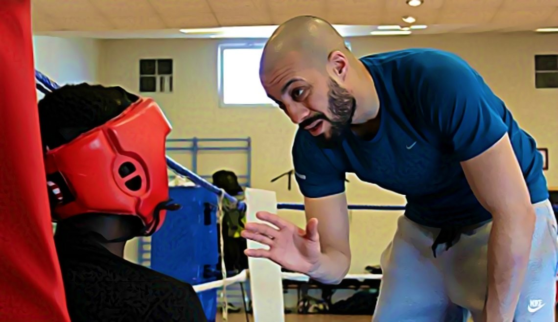 hamza donne des cours boxe aux enfants