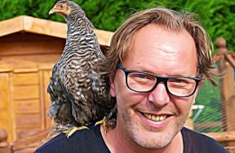 Dans l'arrière-pays ardéchois, un groupe de kouakers passionnés croise des variétés de poules naines à la recherche de coloris inédits pour embellir nos jardins.