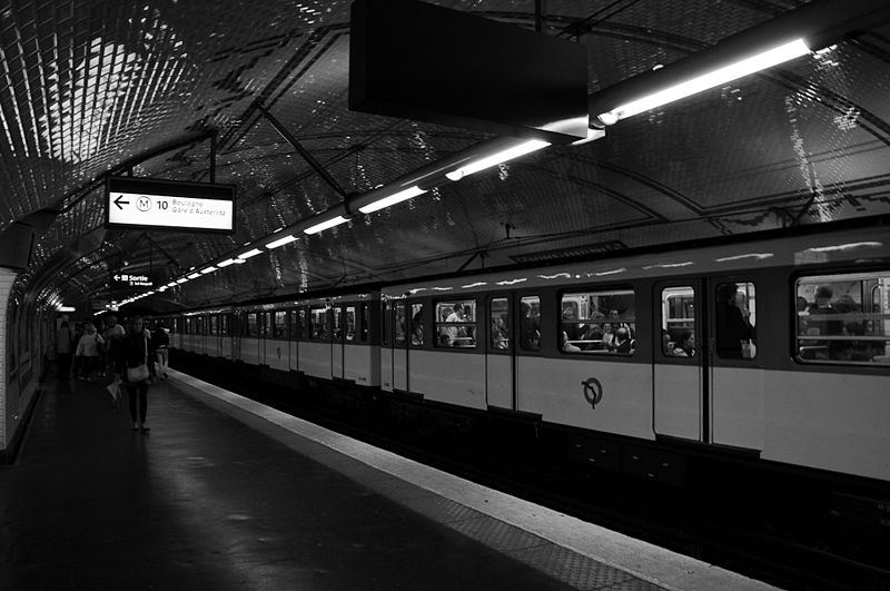 métro à Paris noir et blanc