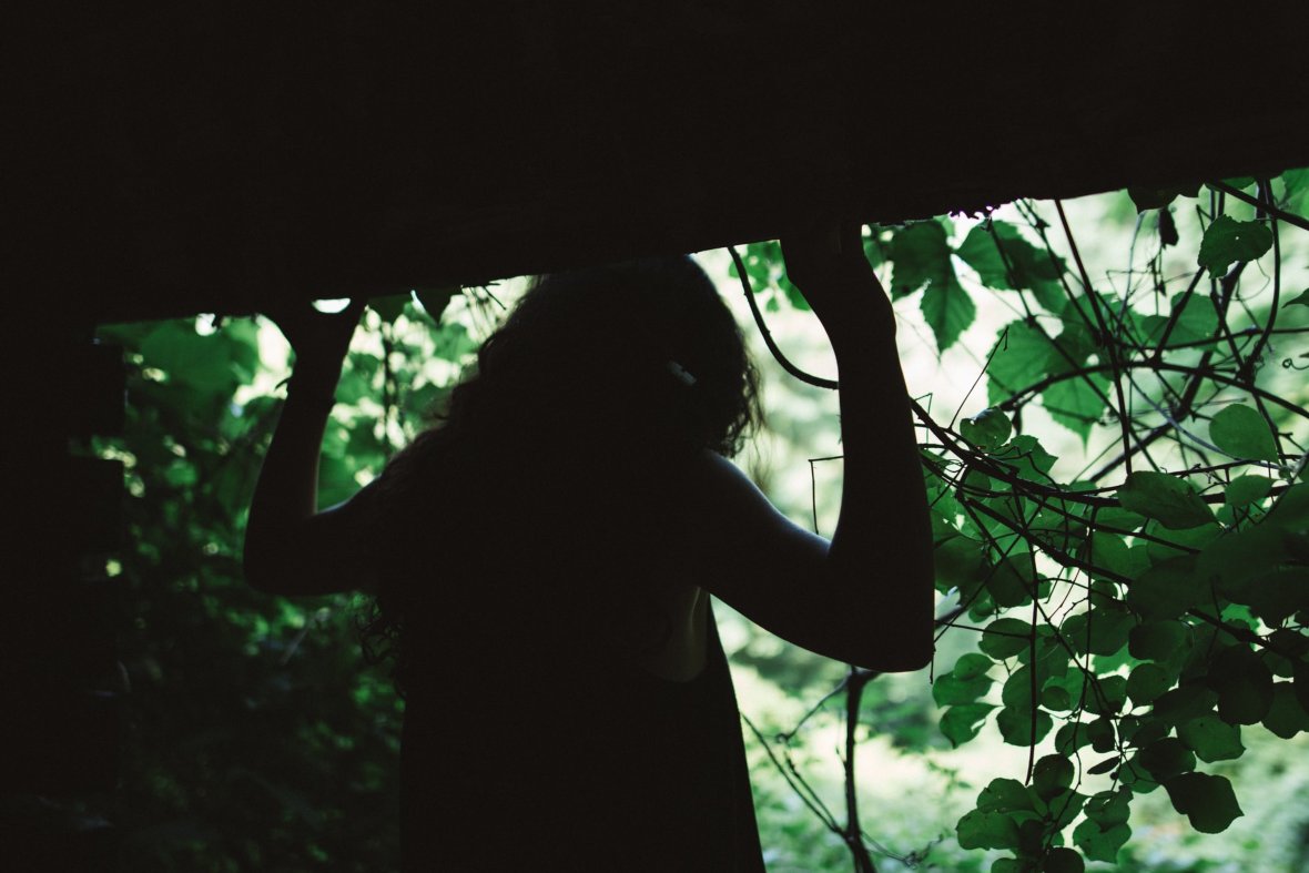 femme dans l'ombre